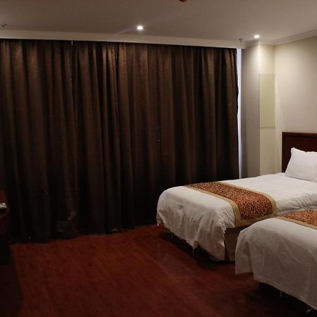 GreenTree Wulumuqi Airport Hotel Urumqi Buitenkant foto