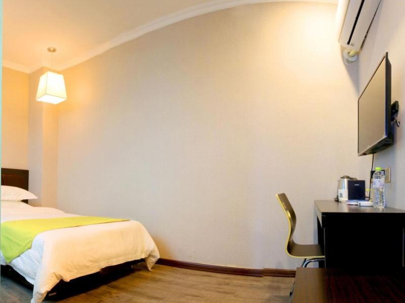 GreenTree Wulumuqi Airport Hotel Urumqi Buitenkant foto
