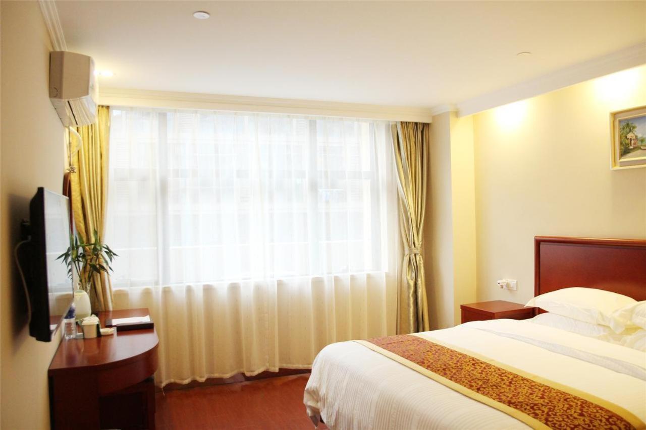 GreenTree Wulumuqi Airport Hotel Urumqi Buitenkant foto